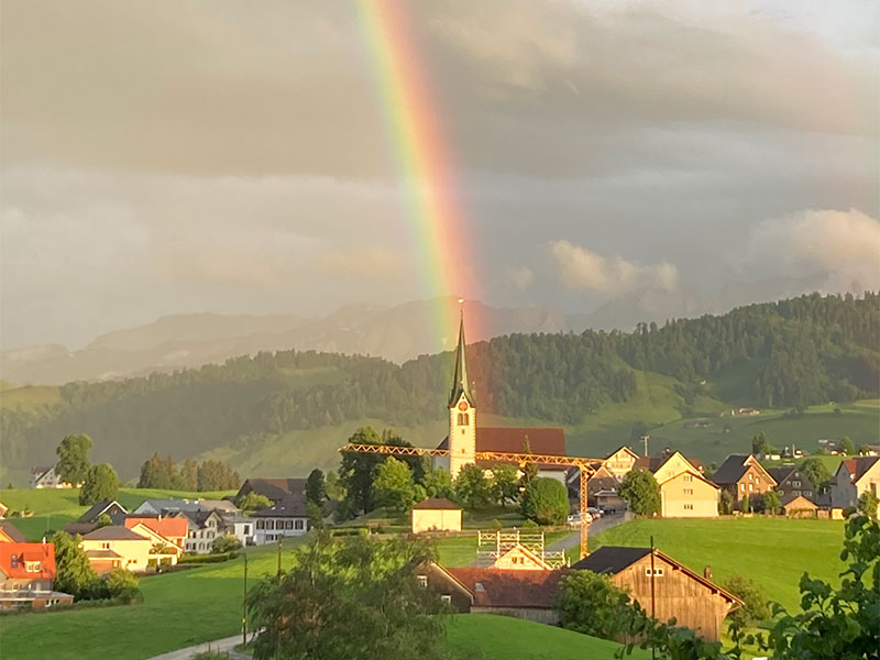 Regenbogen_Kirchturm_Maja_2022_Juni